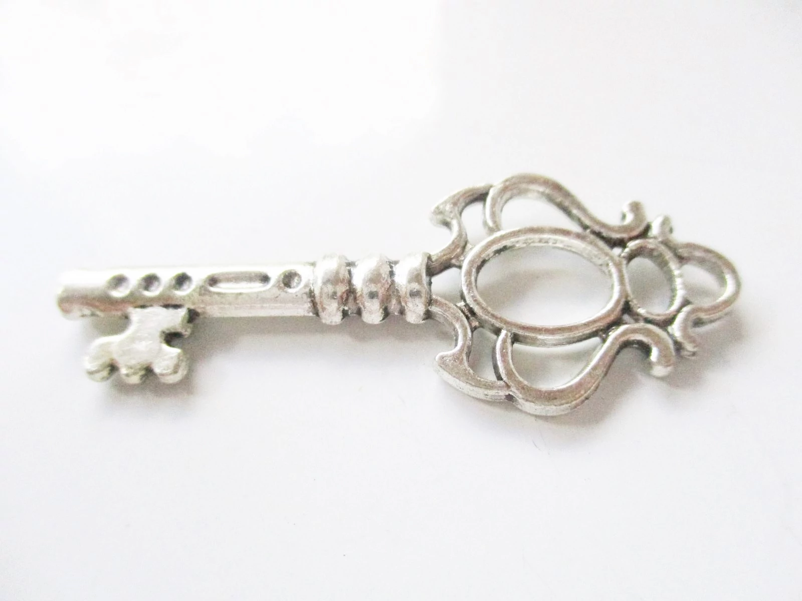 Kulcs fityegő, medál, antik ezüst színű, 44x17 mm