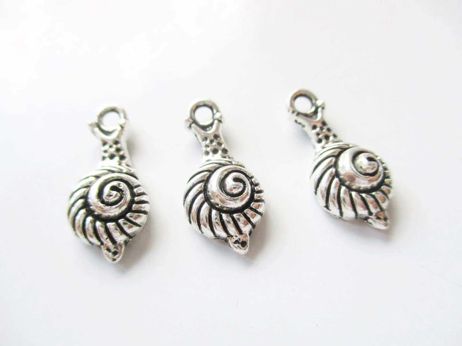 Csigaház, csiga fityegő, medál, antik ezüst színű, 16x7 mm