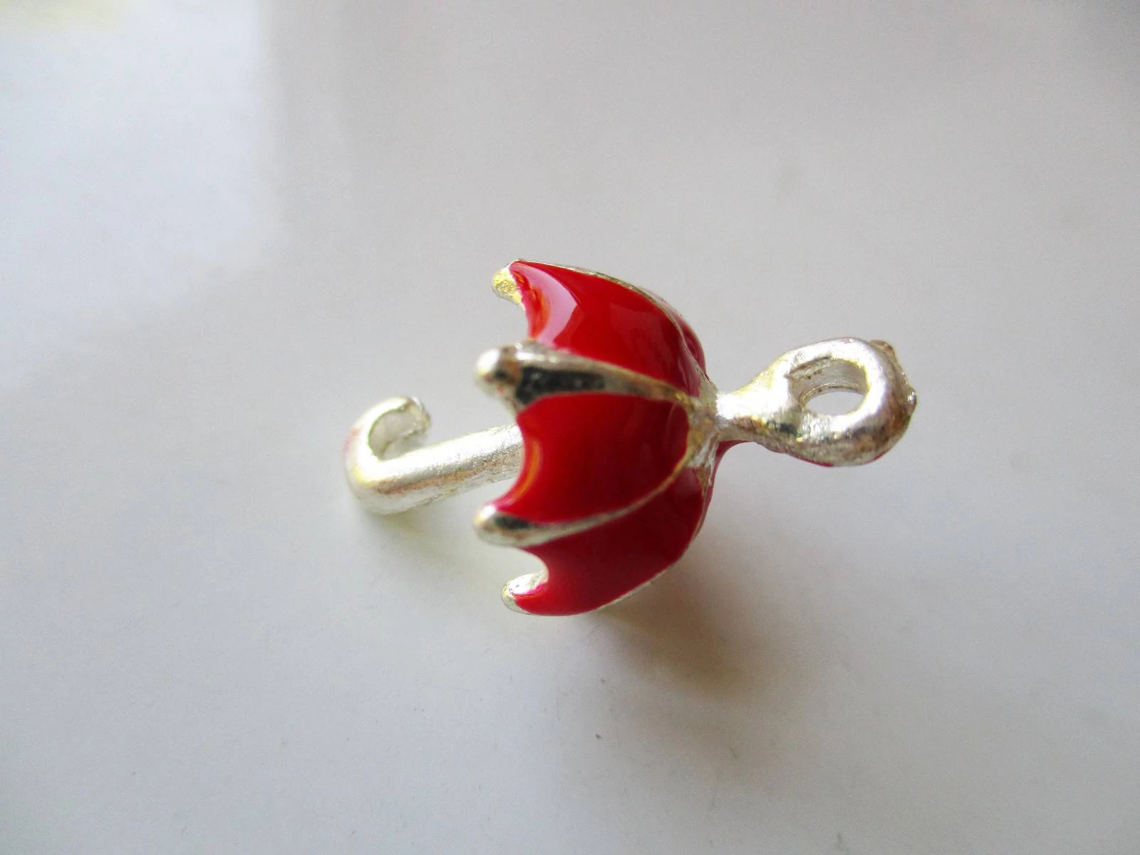 Piros esernyő fityegő, medál, antik ezüst színű, 18x13 mm