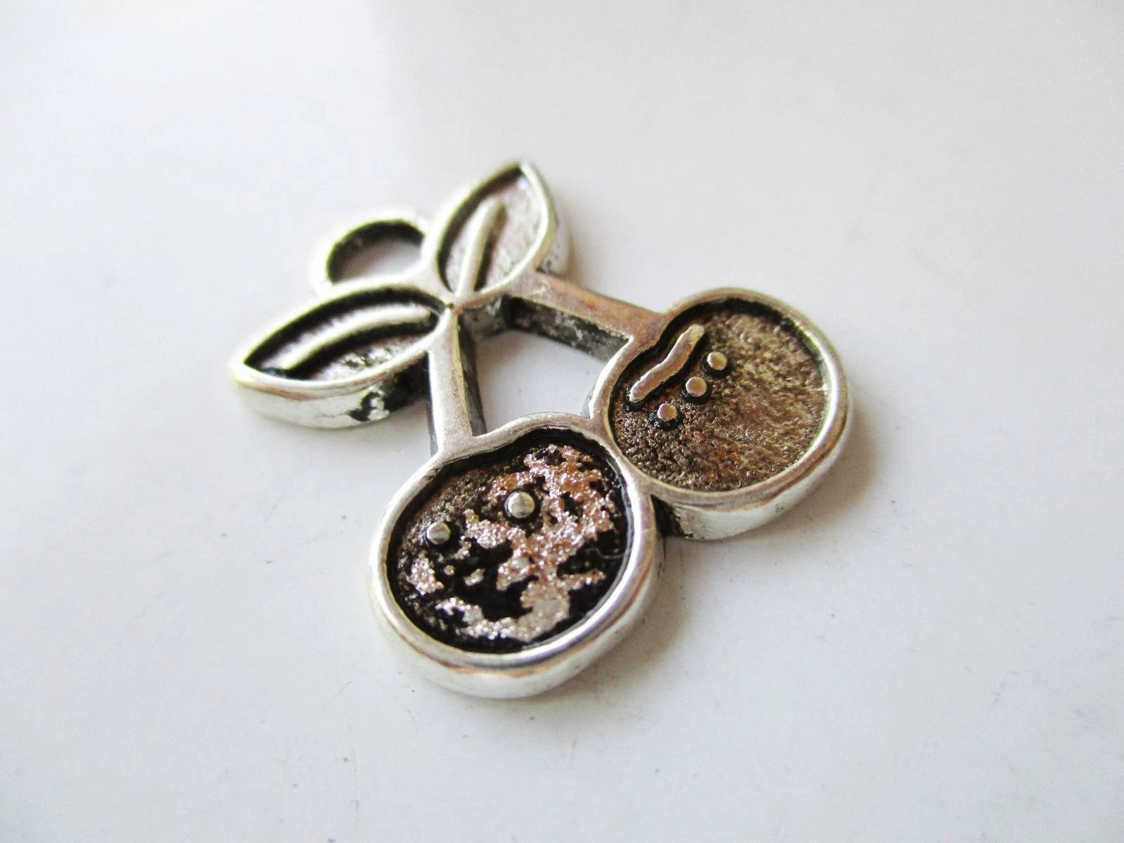Cseresznye fityegő, medál, antik ezüst színű, 19x15 mm