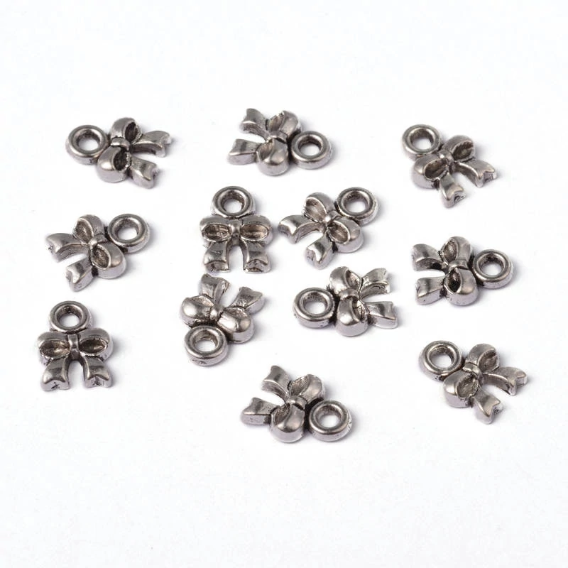 Pici masni fityegő, medál, antik ezüst színű, 10x8 mm