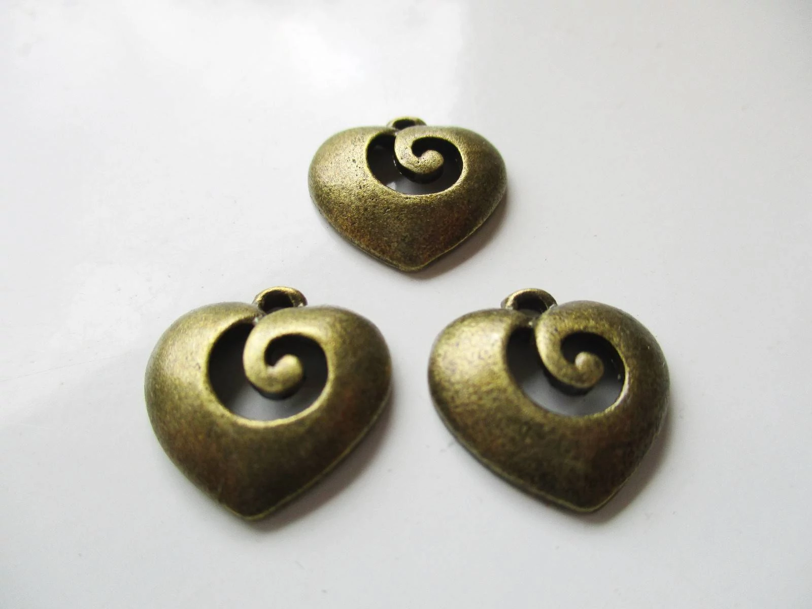 Szív fityegő, medál, antik bronz színű, 15x15 mm