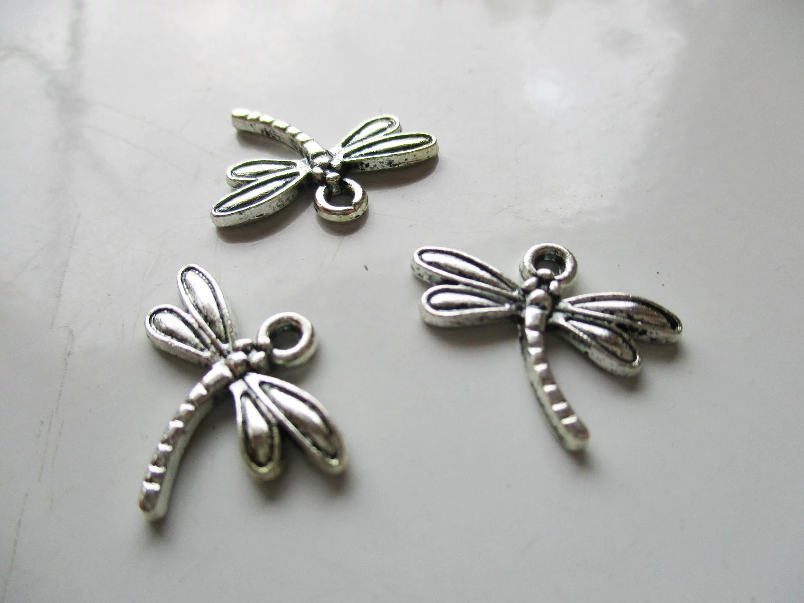 Szitakötő fityegő, medál, antik ezüst színű, 17x14 mm
