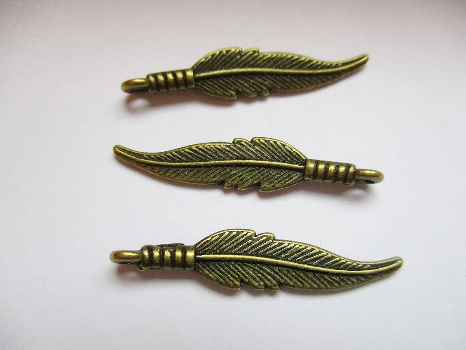 Levél, toll fityegő, medál, antik bronz színű, 31x6 mm