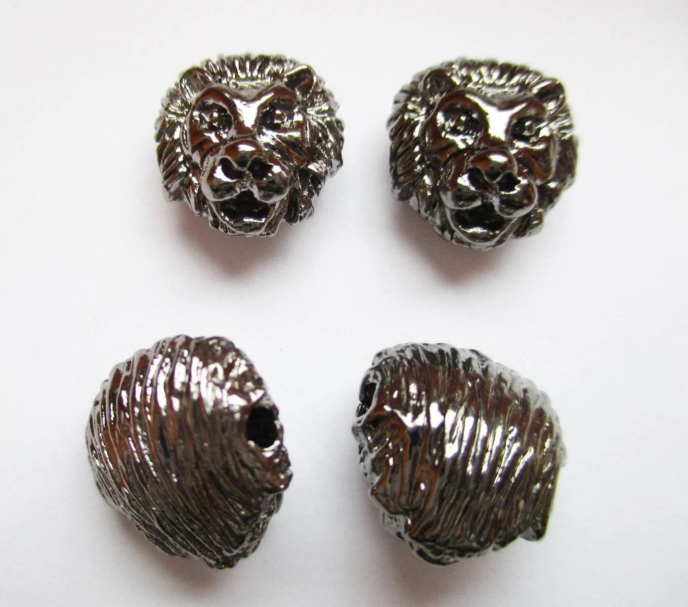 Oroszlán fej köztes, hematit színű, 12x13x9 mm
