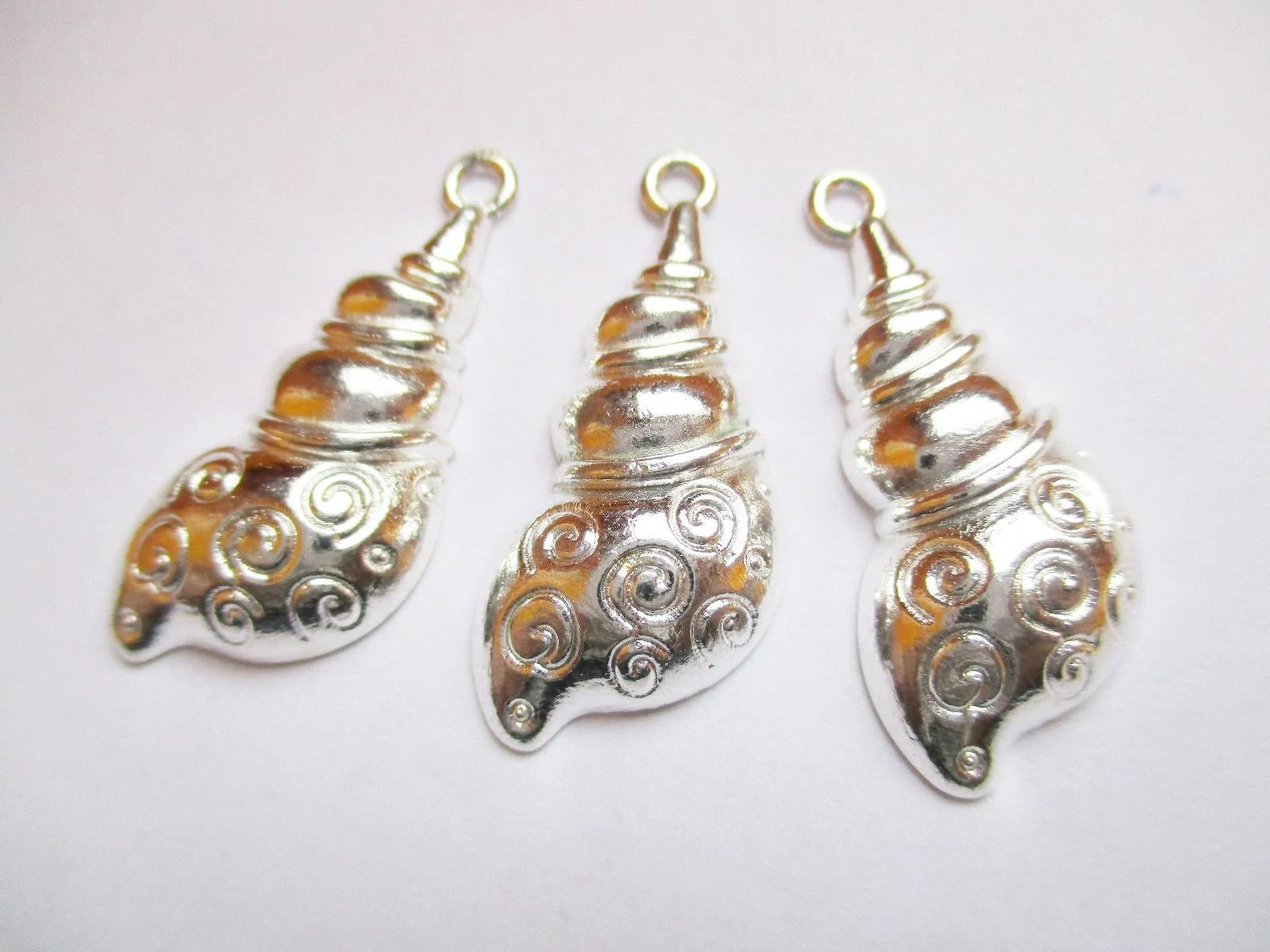 Csigaház, csiga fityegő, medál, ezüst színű, 30x13 mm