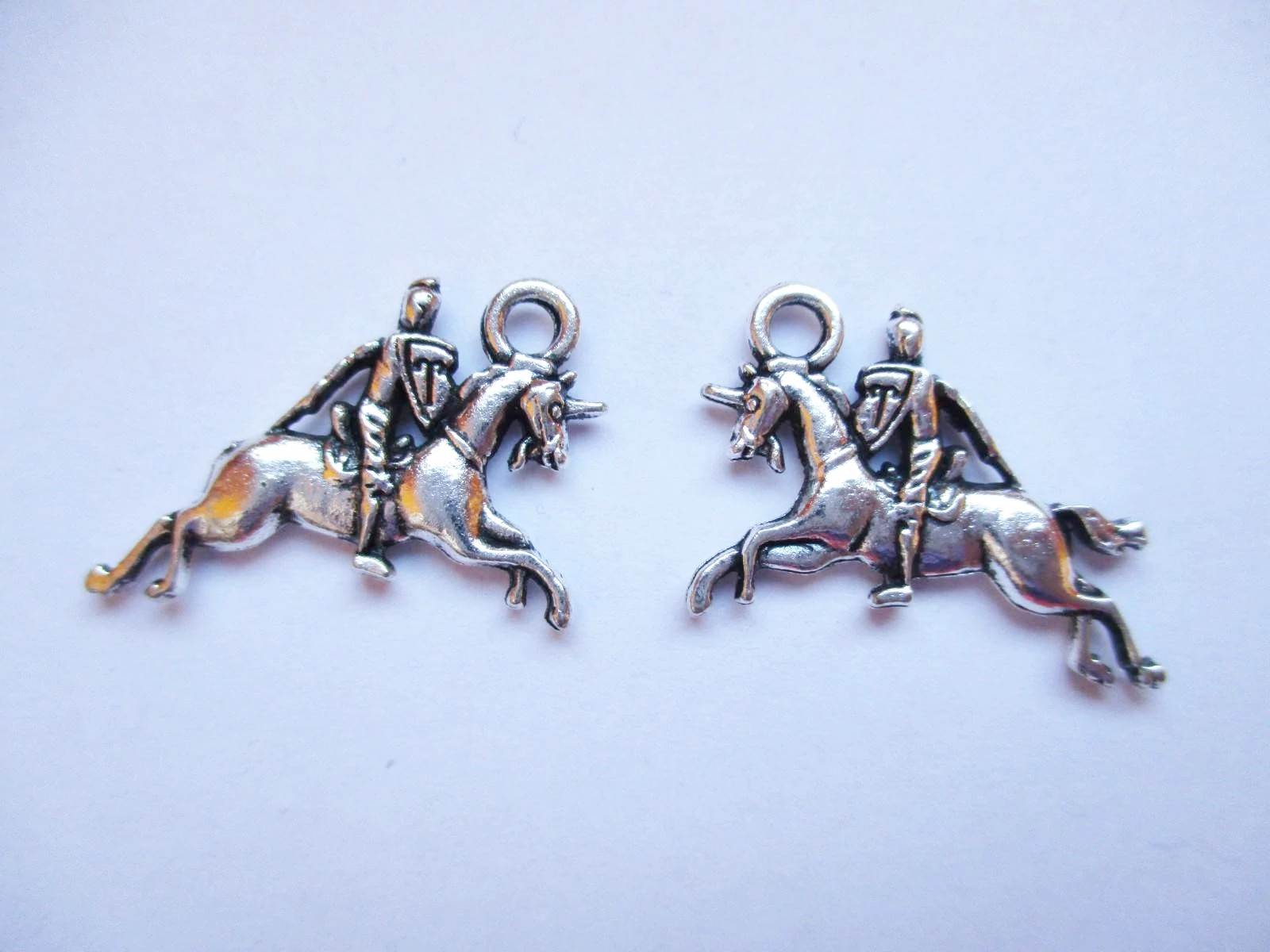 Ló, lovas, lovag, hős, paci fityegő, medál, antik ezüst színű, 25x18 mm