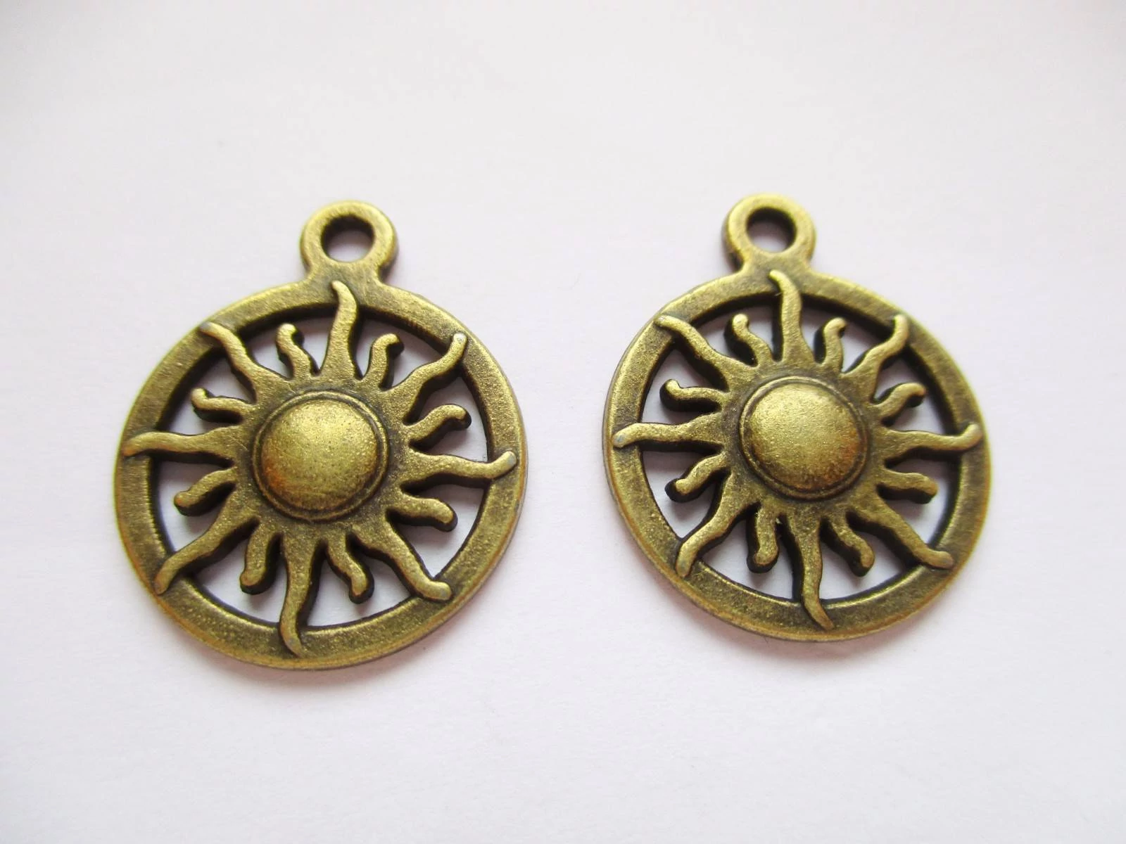 Nap, napocska fityegő, medál, antik bronz színű, 19x16 mm