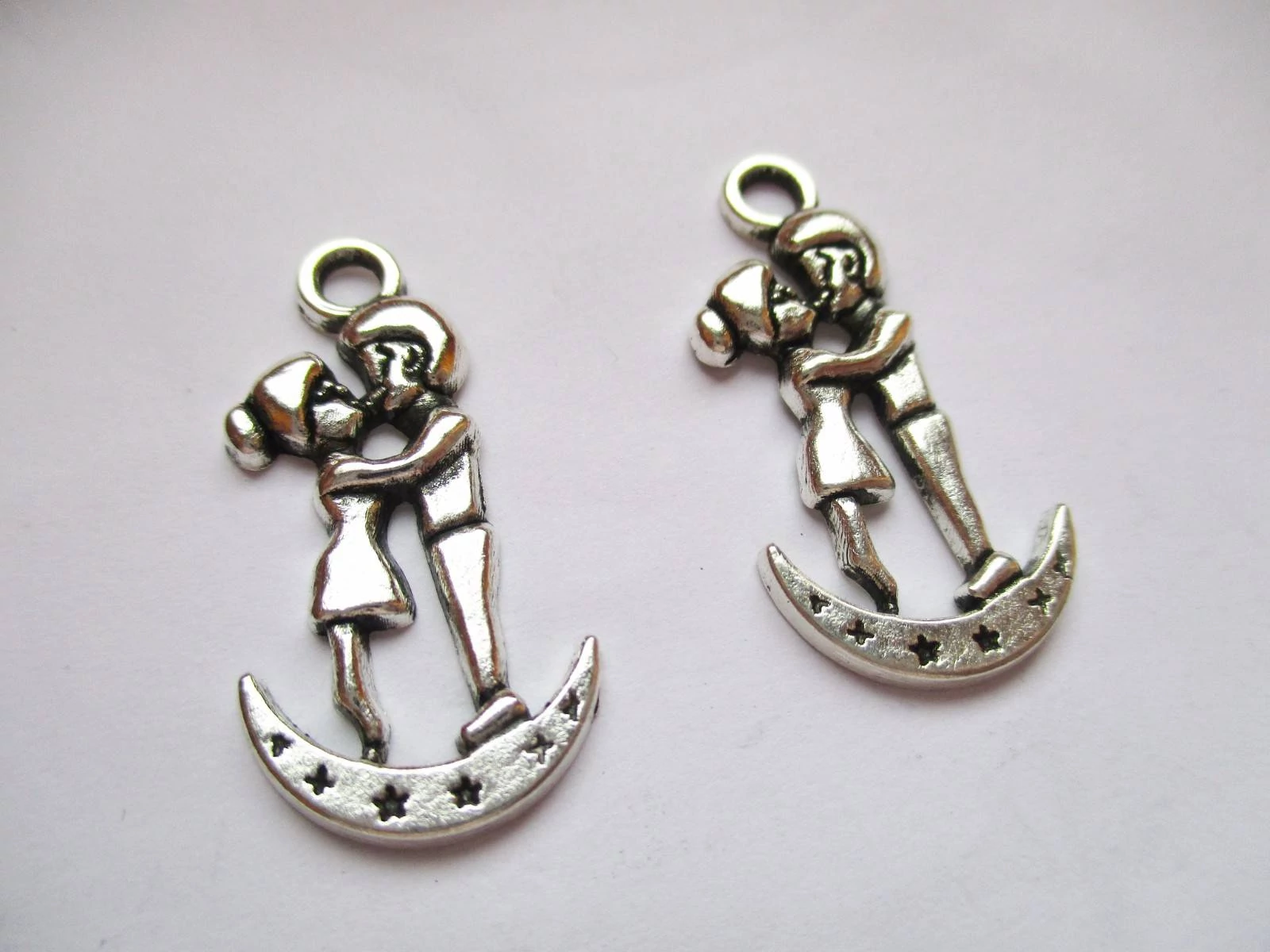 Szerelmes pár fityegő, medál, antik ezüst színű, 28x14 mm