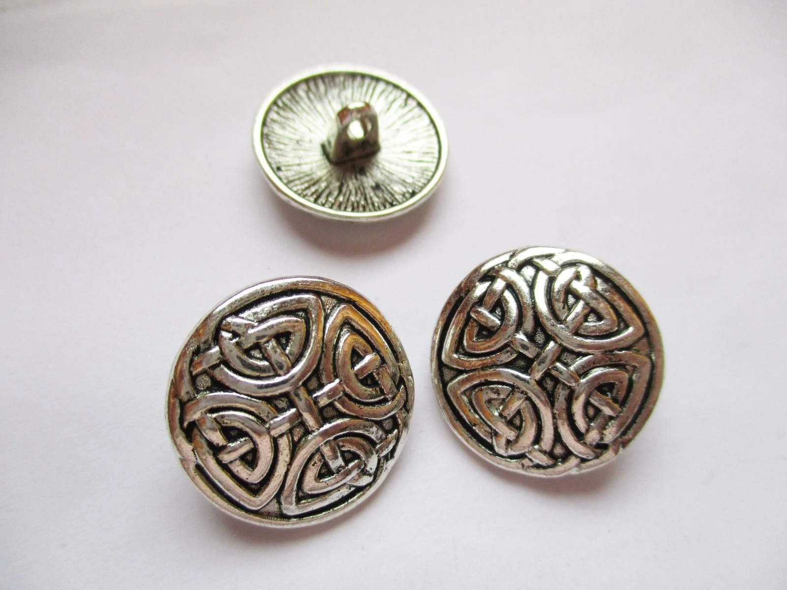 Kelta kereszt mintás antik ezüst színű fém gomb, 17x8 mm