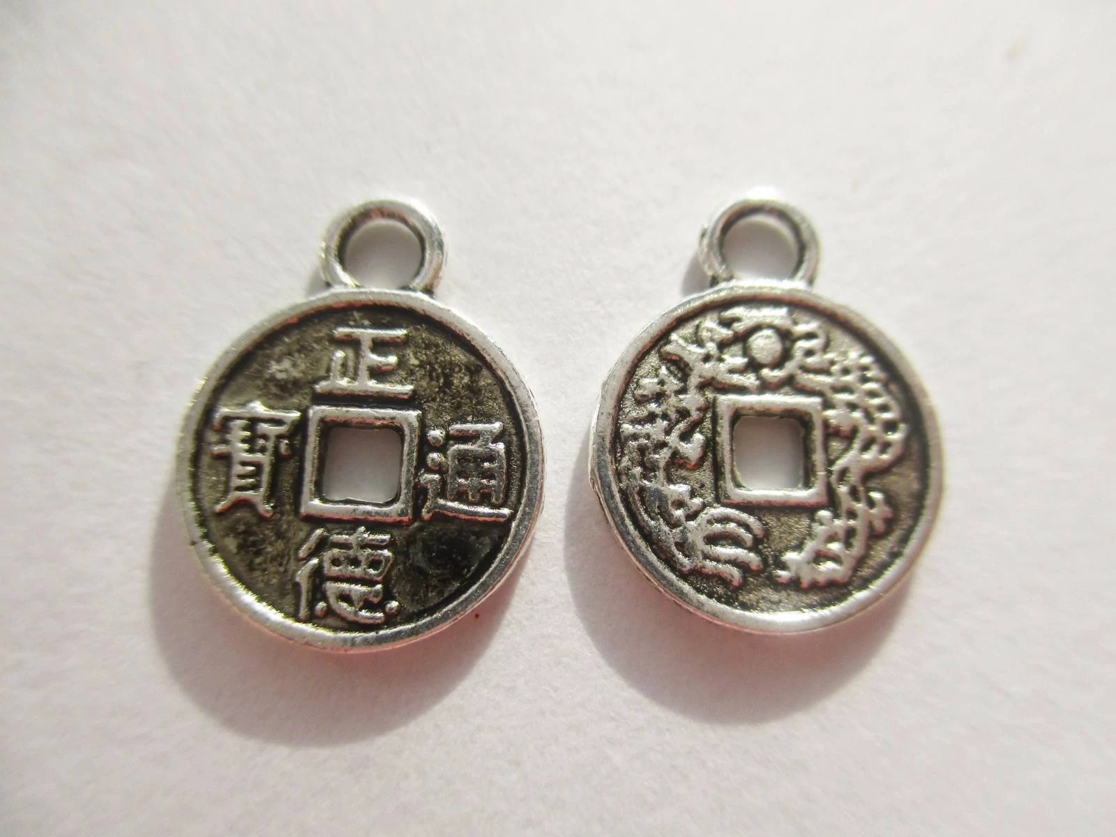 Kínai szerencse pénz, érem fityegő, medál, antik ezüst színű, 13x10 mm