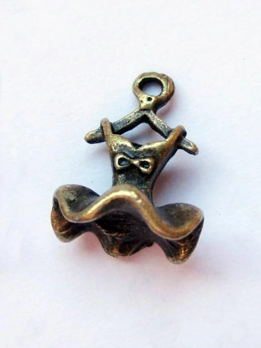 Balett ruha, 3D fityegő, medál, antik bronz színű, 13x11x8 mm