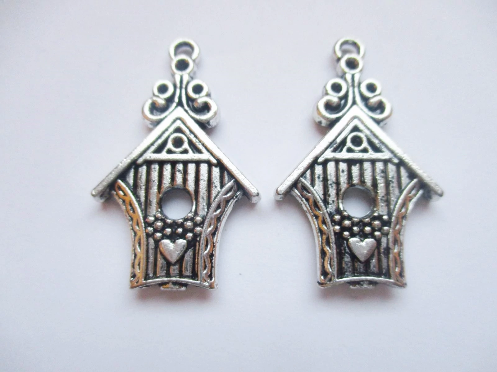 Madár házikó, odú fityegő, medál, antik ezüst színű, 30x19 mm