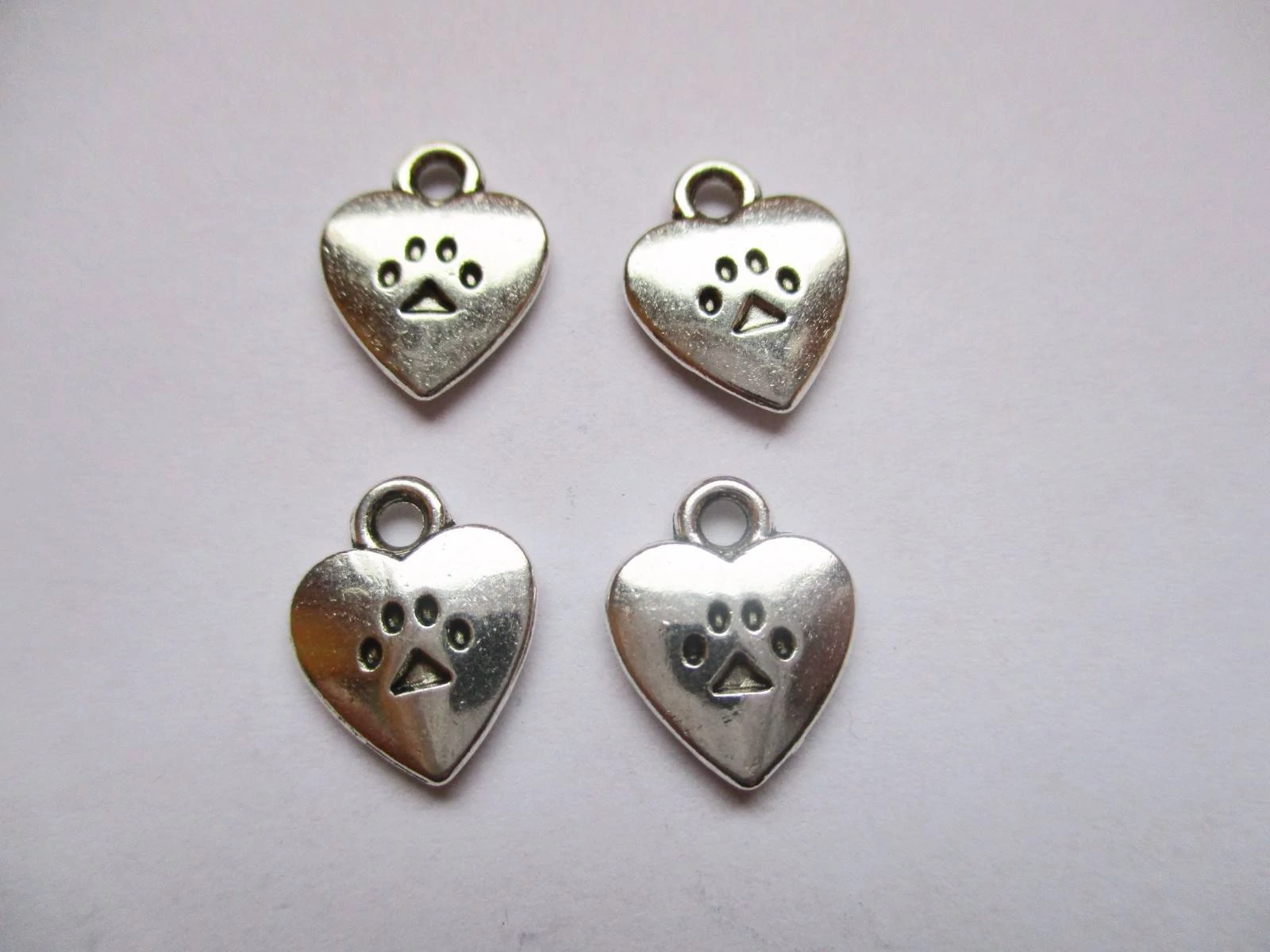 Szív, tappancs, mancs fityegő, medál, antik ezüst színű, 9,5x12 mm