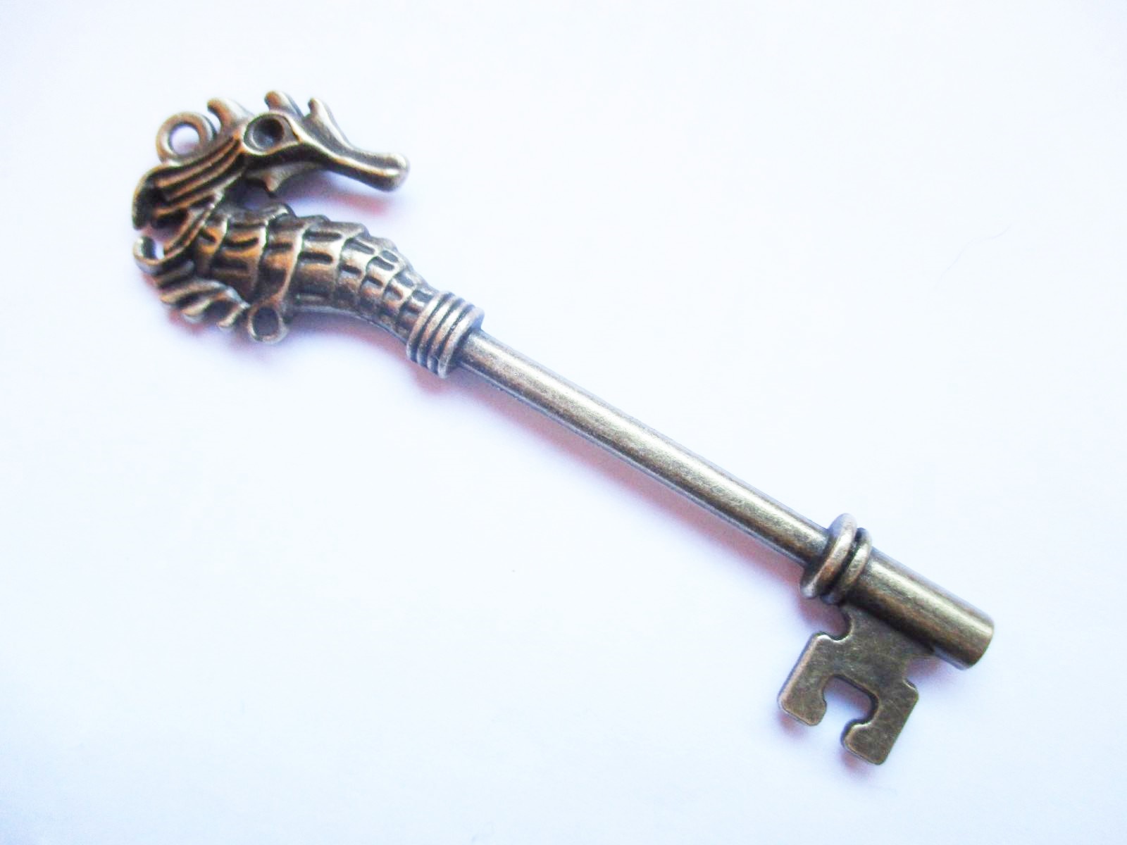 Kulcs, csikóhal fityegő, medál, antik bronz színű, 71x21 mm