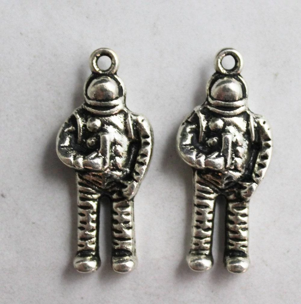 Űrhajós, asztronauta fityegő, medál, antik ezüst színű, 30x13x6 mm