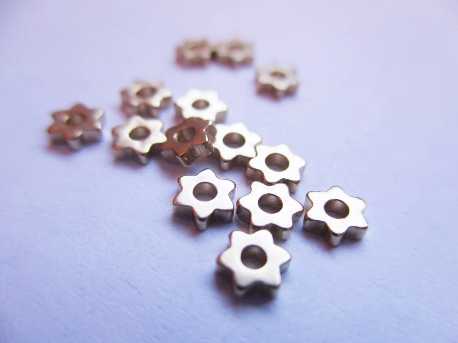 Sárgaréz mini fogaskerék köztes, 4 mm, 50 db/cs