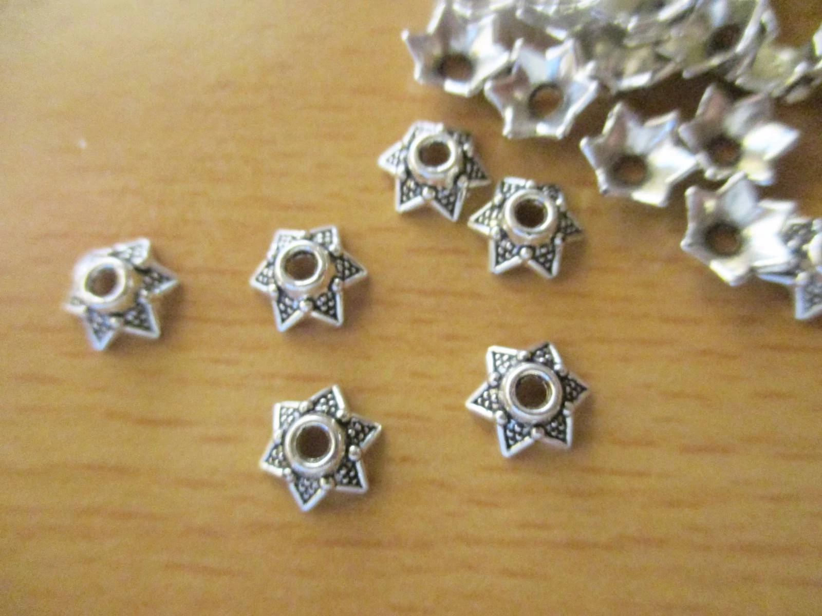 Kis csillag gyöngykupak, antik ezüst színű, 6 mm, 50 db/cs
