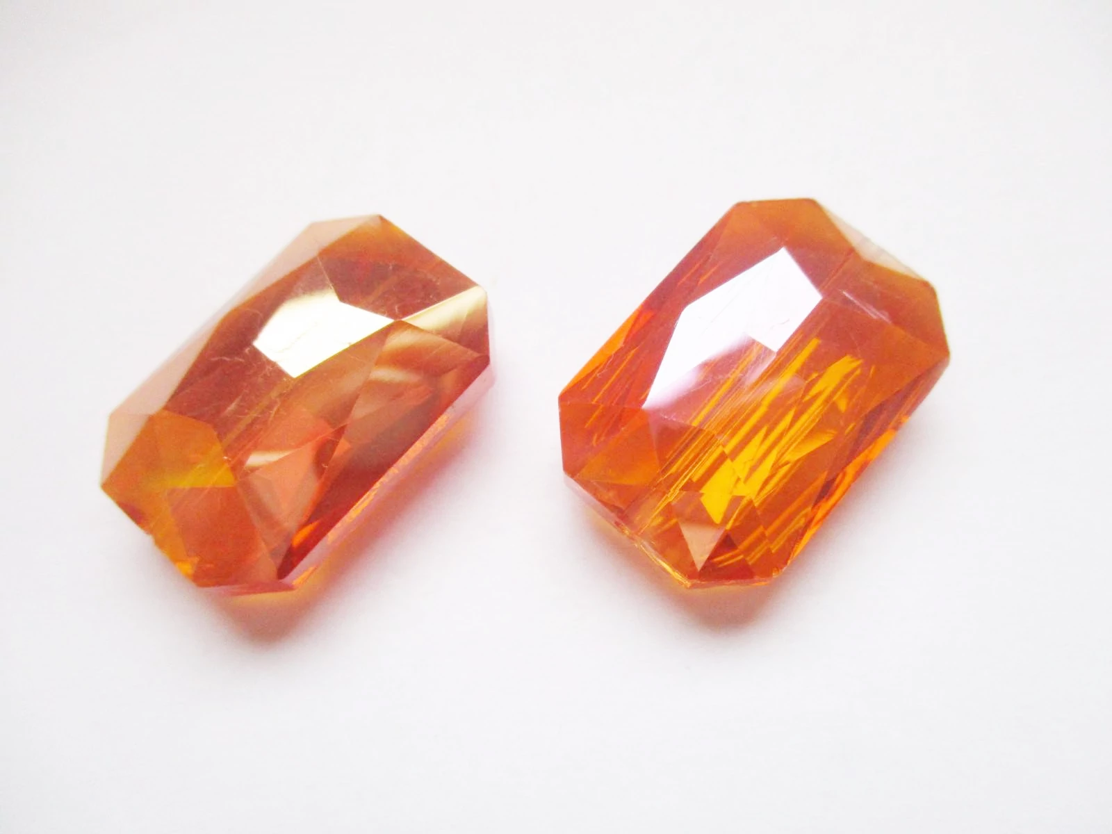 Narancs rózsaszín színjátszó csiszolt üveg gyöngy, szögletes, 26x18x9 mm