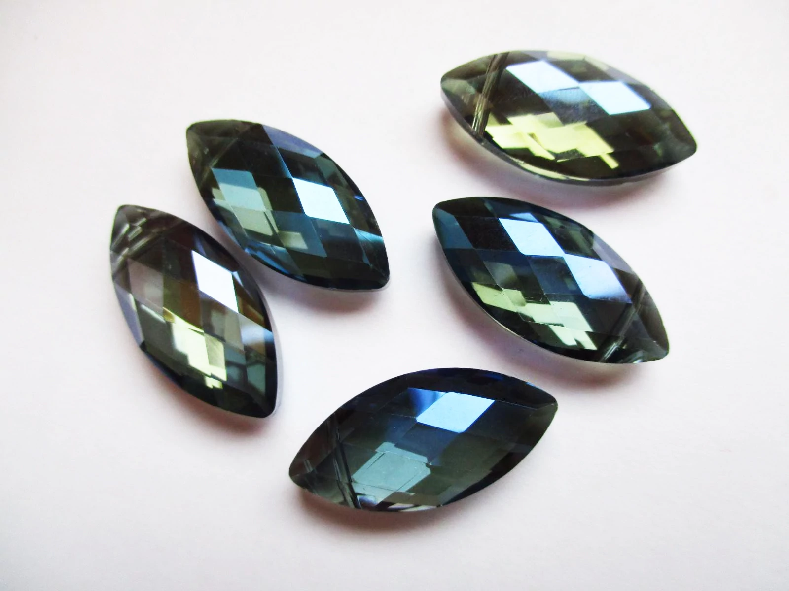 Kék csiszolt rizs üveg gyöngy, 25x12x7 mm
