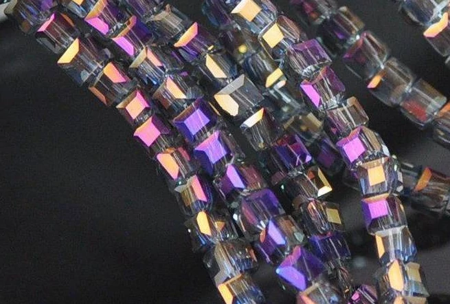 Lilán színjátszó kocka üveg gyöngy, 6x6x6 mm