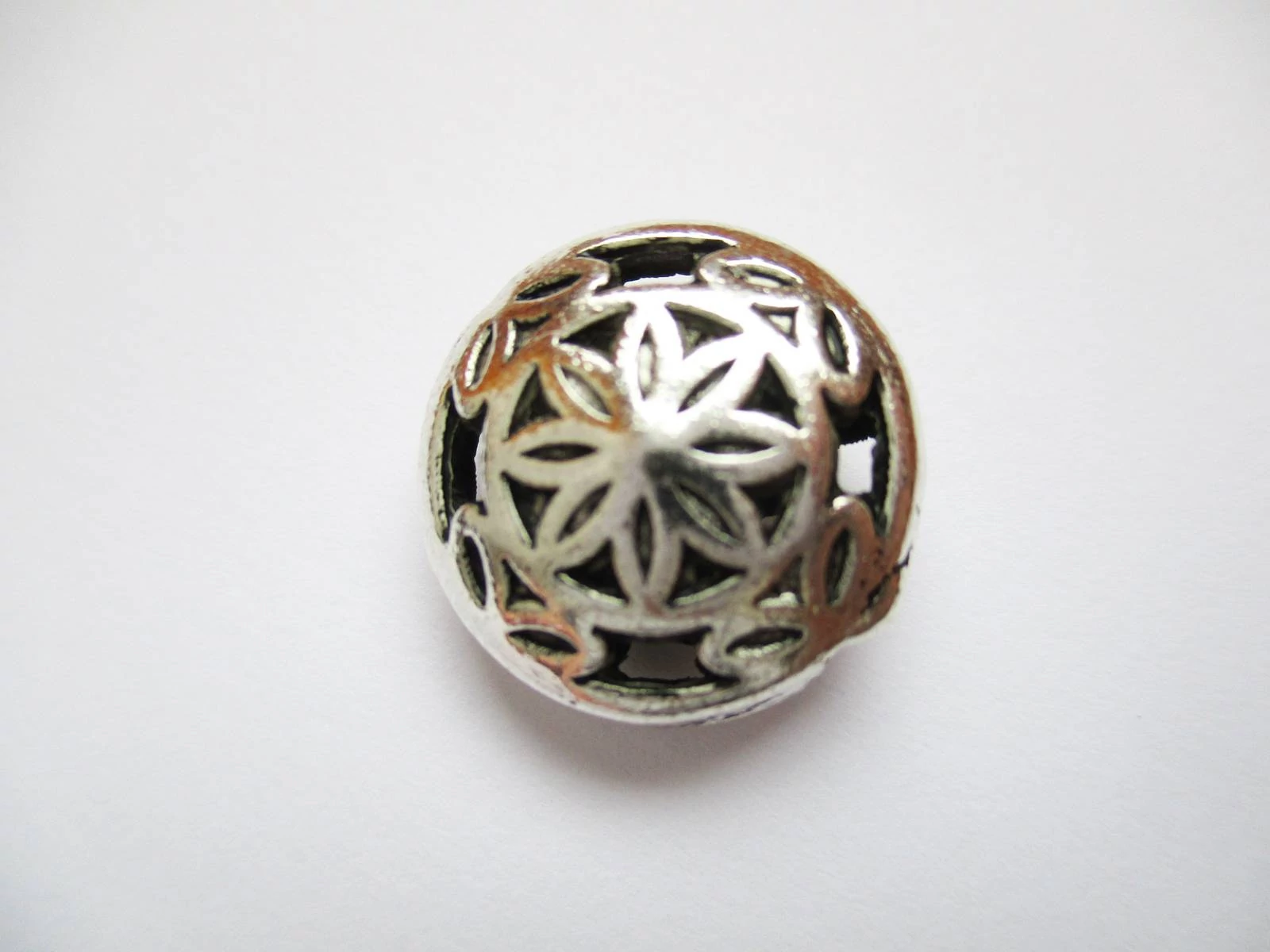 Virág mintás korong köztes, antik ezüst színű, 16x8 mm