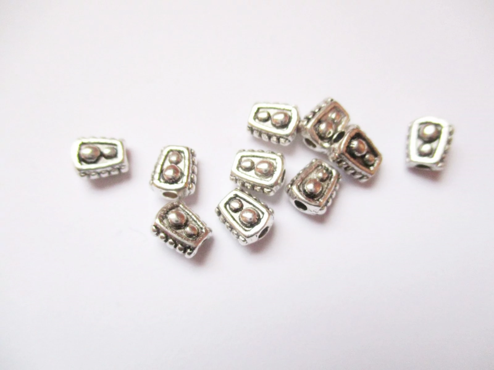 Pöttyös trapéz köztes, antik ezüst színű, 6x5x3 mm