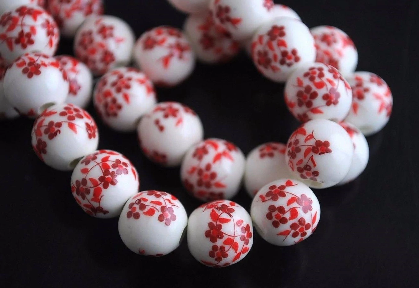 Bordó virág mintás kerek porcelán gyöngy, 10 mm