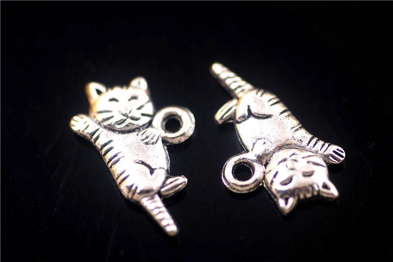 Cica, macska fityegő, medál, antik ezüst színű, 19x12 mm