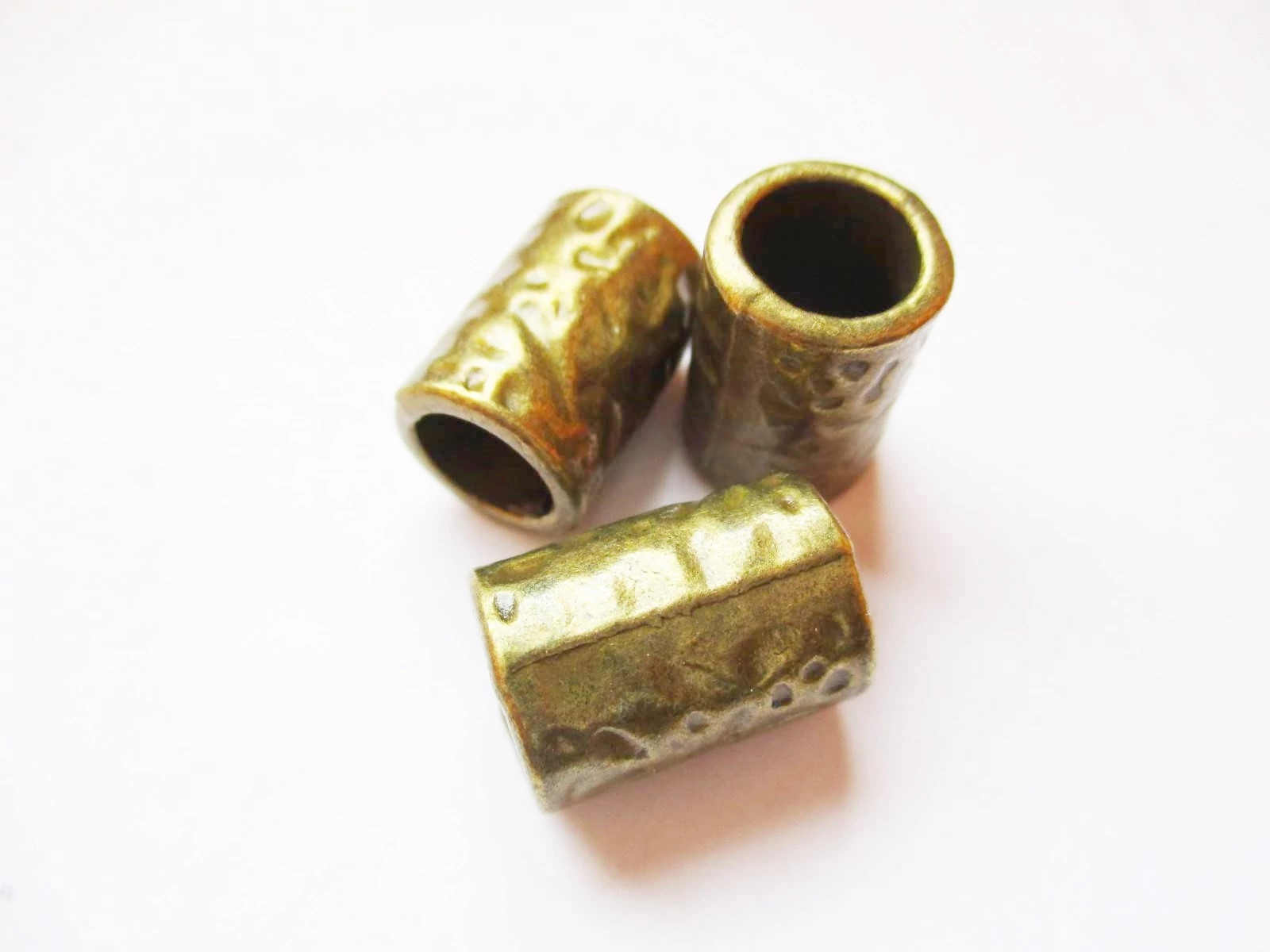 Nagy mintás henger köztes, antik bronz színű, 16x11 mm