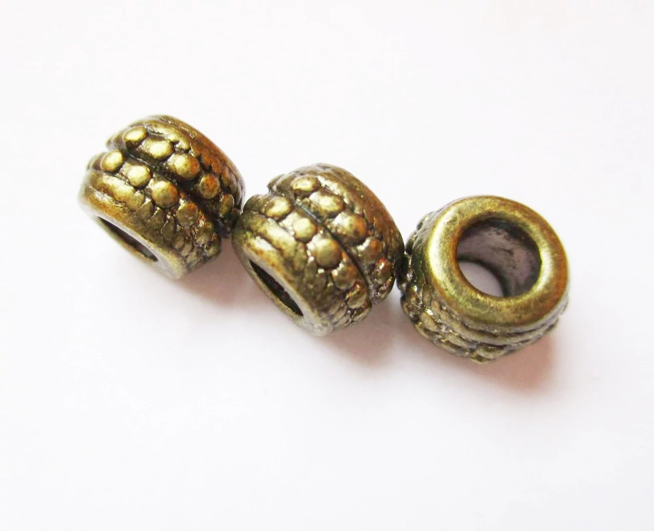Pöttyös hordó köztes, antik bronz színű, 9x6,5 mm