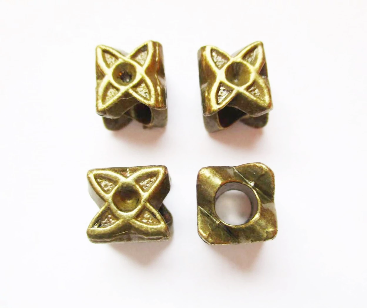 Csillag köztes, antik bronz színű, 10x8x8 mm