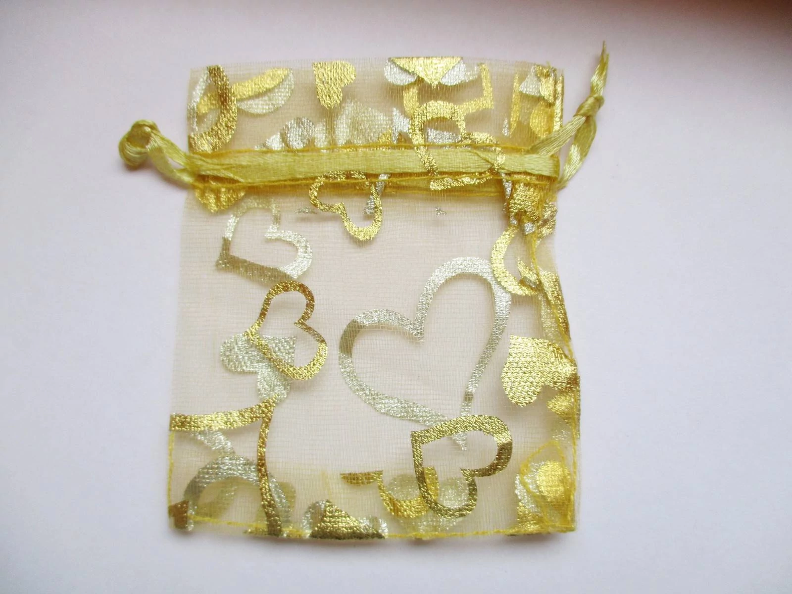 Sárga, arany szív mintás organza tasak, zacskó, 9x7 cm
