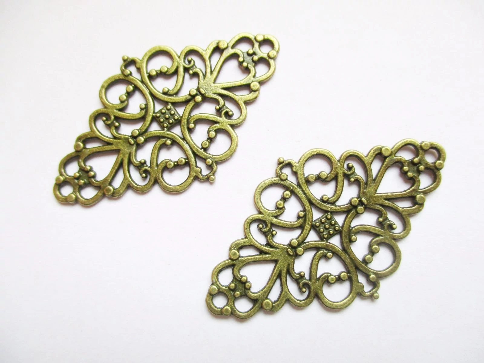 Díszes medálalap, összekötő, medál, antik bronz színű, 41x24 mm