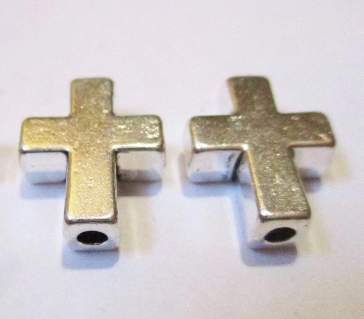 Kereszt köztes, antik ezüst színű, 14x12x4 mm