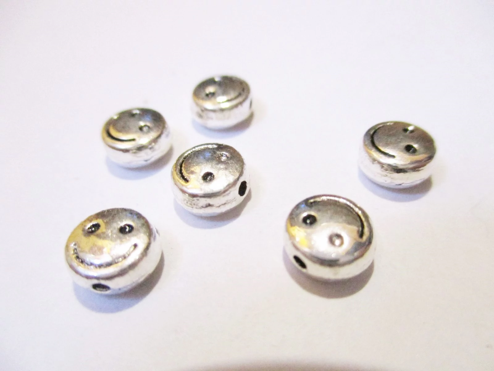 Mosolygós, kerek, lapos köztes, antik ezüst színű, 6x3 mm