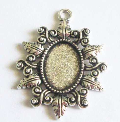 Ovális díszes medálalap, antik ezüst színű, 42x32 mm, 18x13 mm-es lencséhez