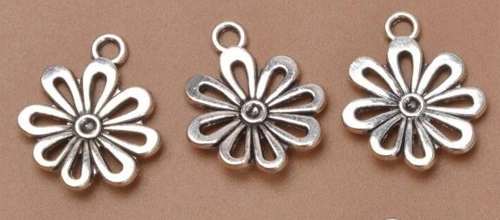 Virág fityegő, medál, antik ezüst színű, 19x17 mm