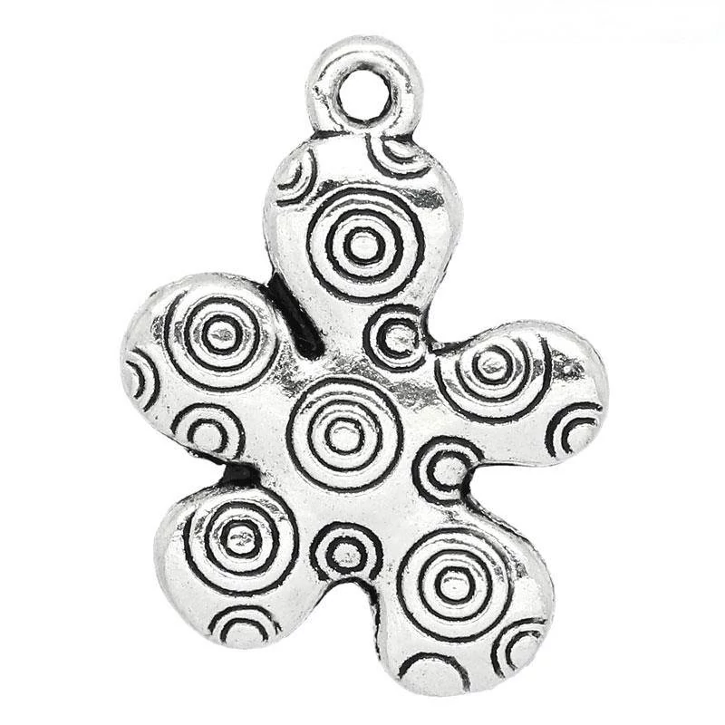 Mintás virág fityegő, medál, antik ezüst színű, 26x19 mm