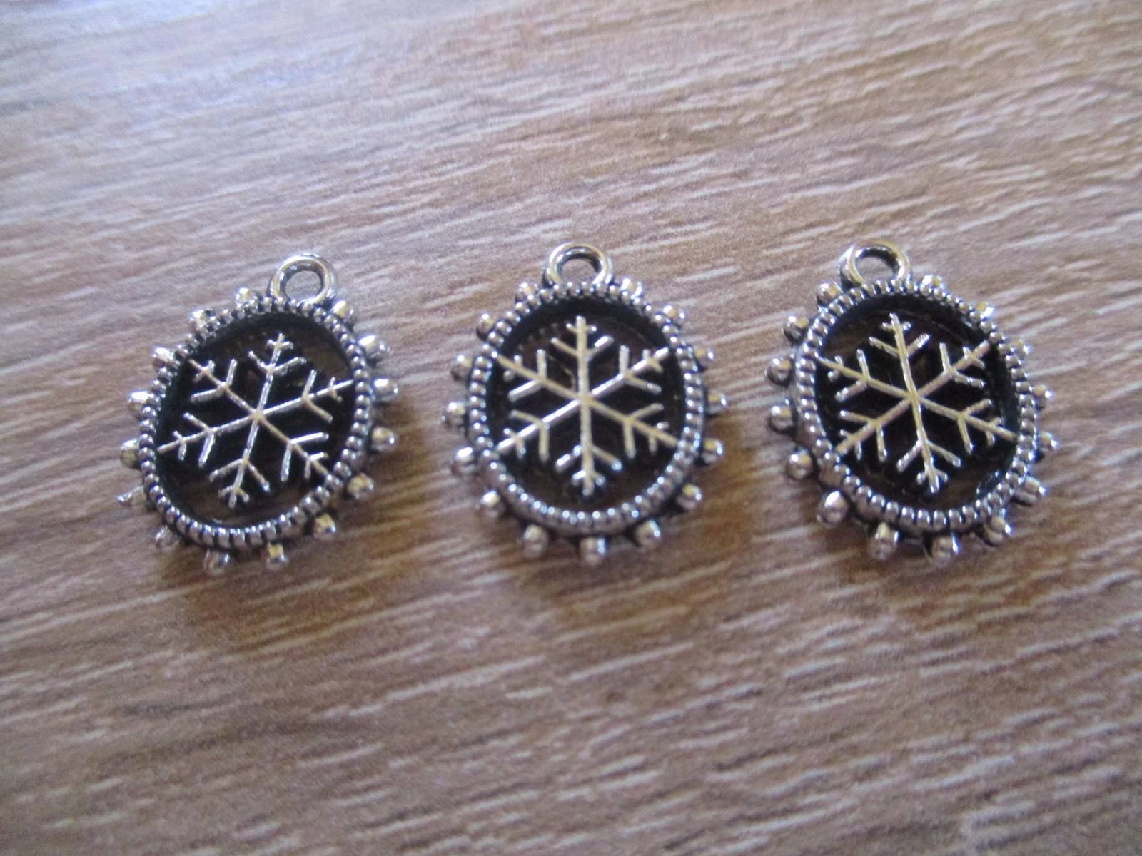 Hópehely, hópihe, jégvirág fityegő, medál, antik ezüst színű, 15x12 mm