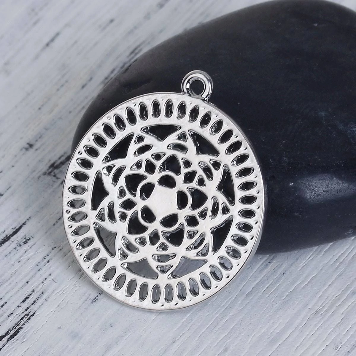 Mandala mintás kerek fityegő, medál, antik ezüst színű, 28x25 mm