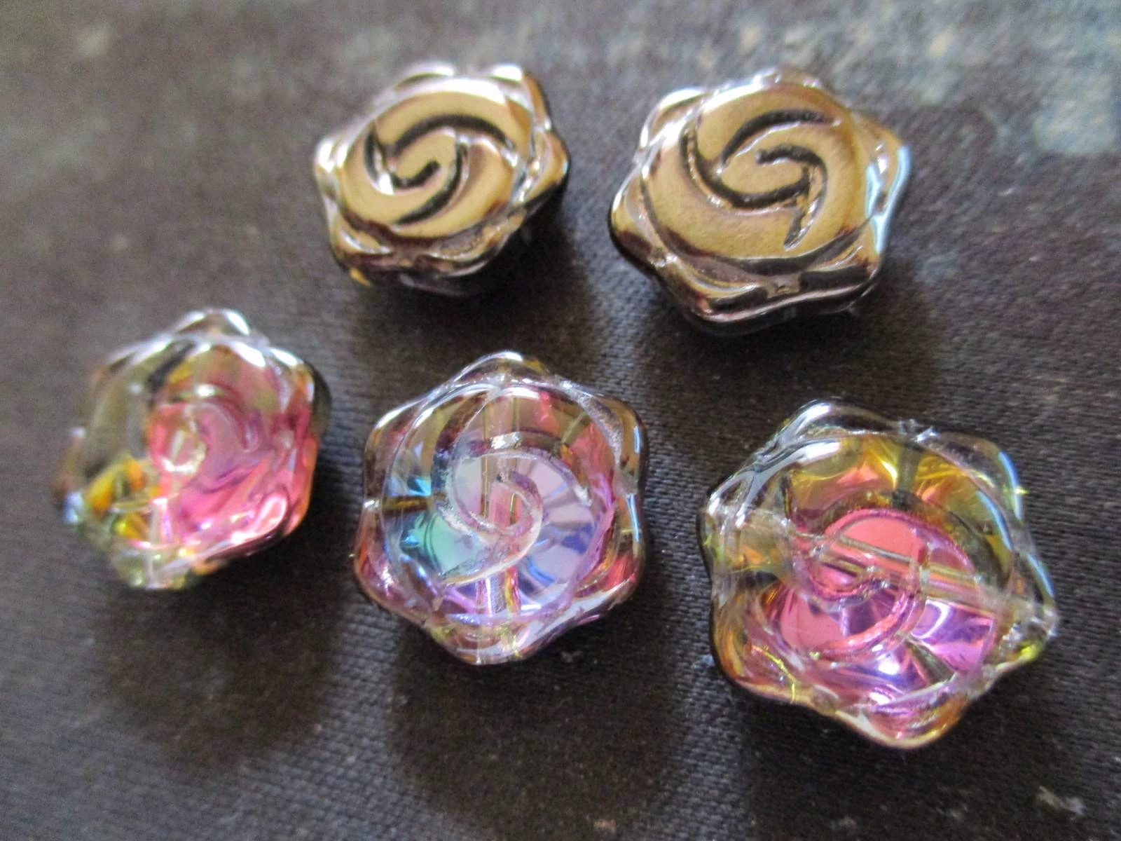 Ciklámen, fekete, lila, sárga színjátszó, virág üveg gyöngy, 16x6 mm