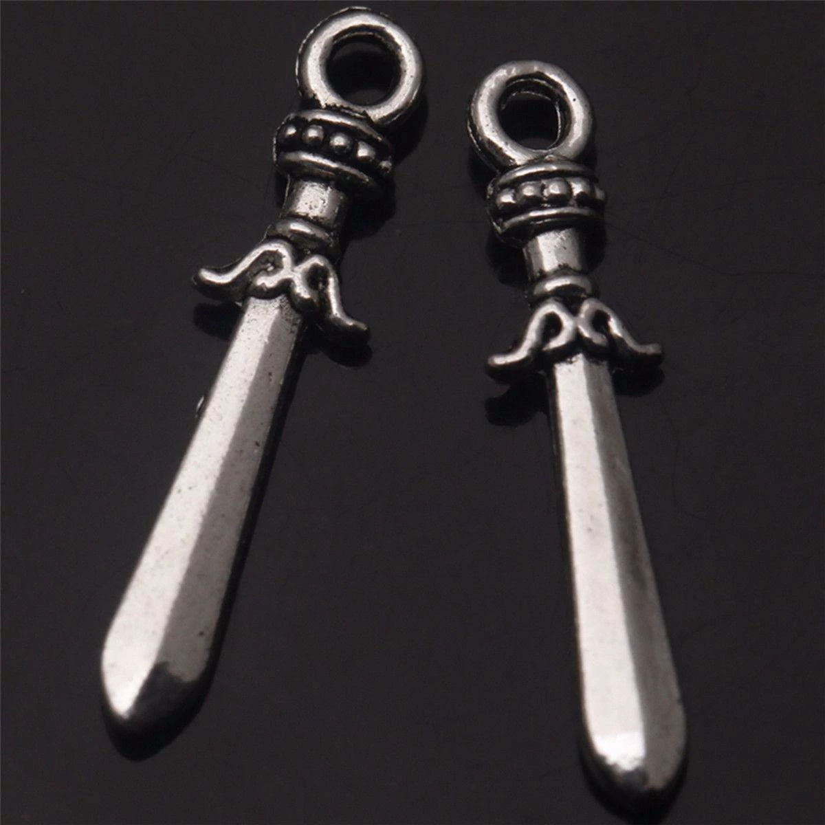 Kard fityegő, medál, antik ezüst színű, 22x5 mm