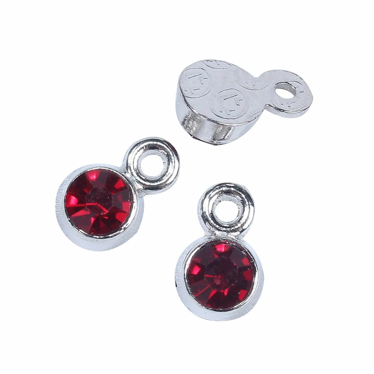 Sötét piros strasszköves fityegő, medál, antik ezüst színű, 8x5x4 mm