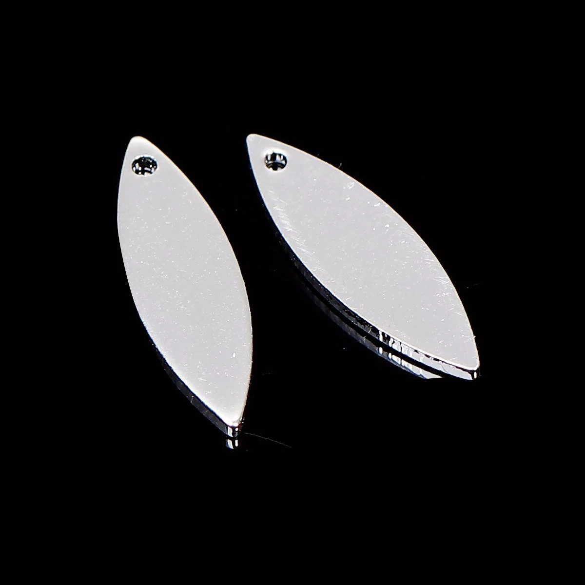 Lándzsa fityegő, medál, antik ezüst színű, 16x5 mm