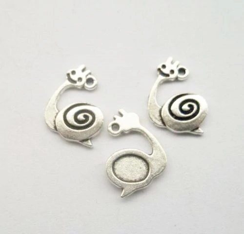 Csiga fityegő, medál, antik ezüst színű, 19x15 mm