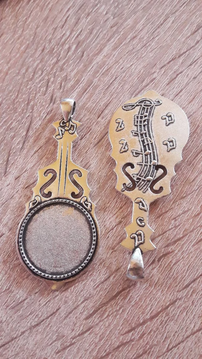 Hangszer, cselló, hegedű medálalap, antik ezüst színű, 73x31 mm, 25 mm-es lencséhez