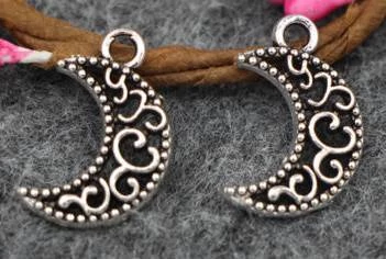 Hold fityegő medál, antik ezüst színű, 18x12 mm