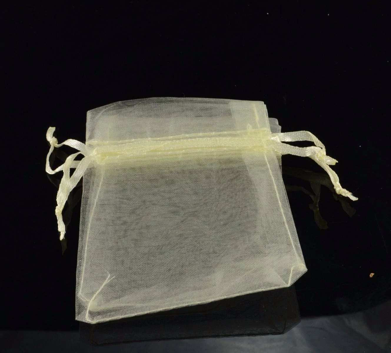 Krém színű organza tasak, ajándék zacskó, 15x10 cm