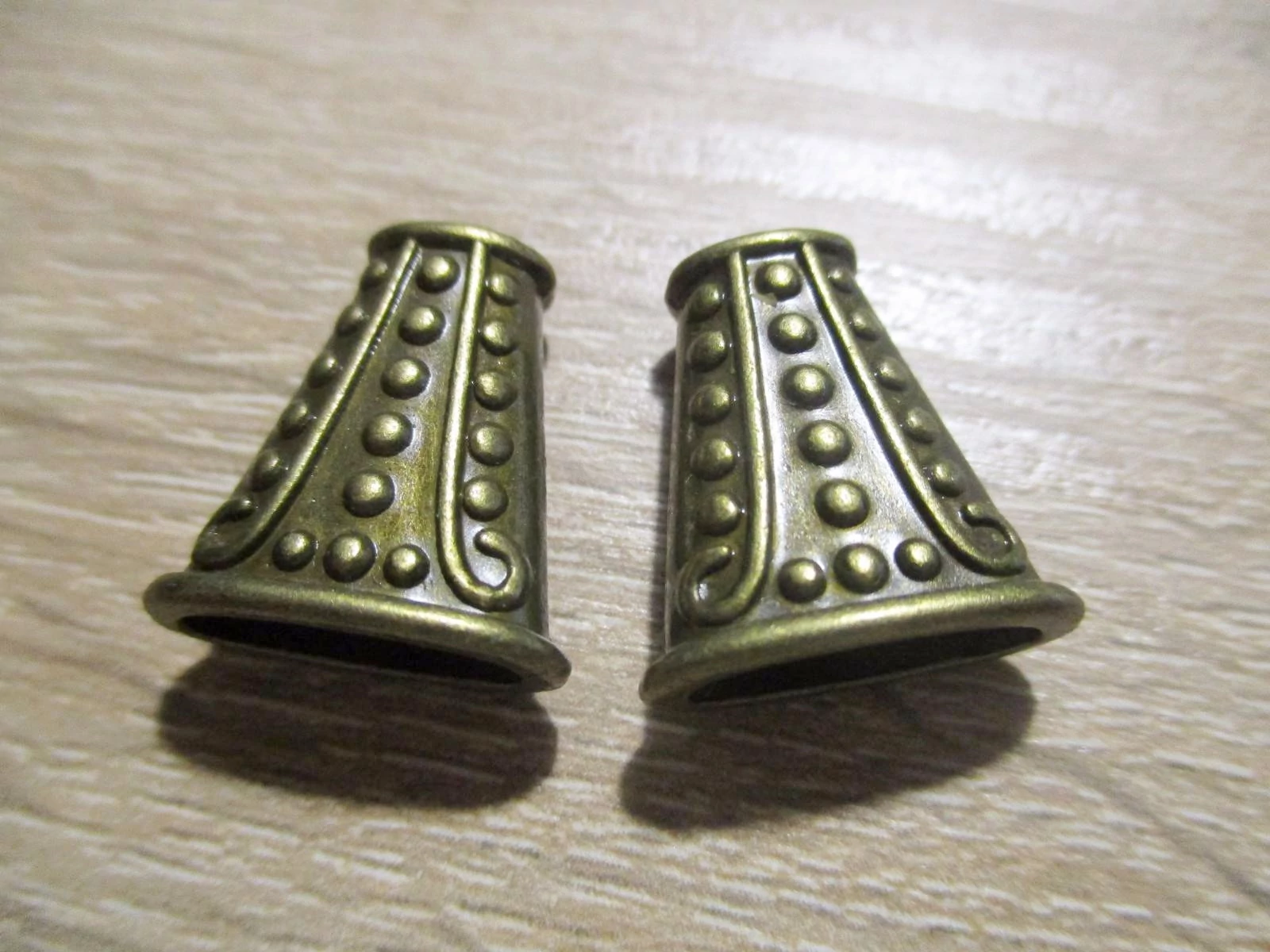 Nagy gyöngykupak, végzáró, bojt kupak, bőr vég, antik bronz színű, 18x17x8 mm